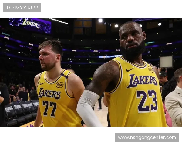 湖人新赛季阵容亮相 詹姆斯领衔冲击总冠军