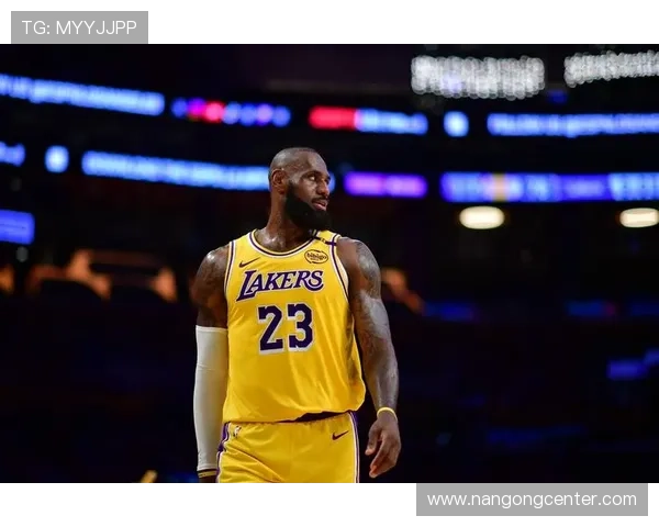 湖人迎关键赛季收官战 詹姆斯率队全力争季后赛席位